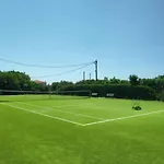 Vilă Aleli With Tennis Court *