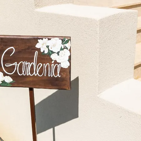 Aleli With Tennis Court