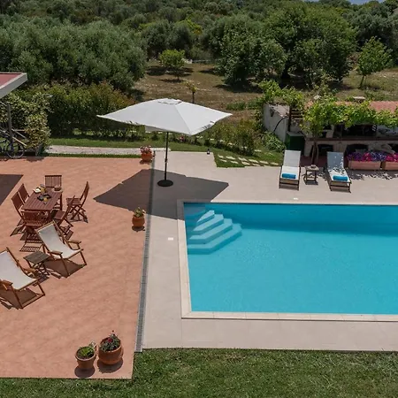 别墅 Aleli With Tennis Court