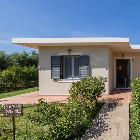 Aleli With Tennis Court