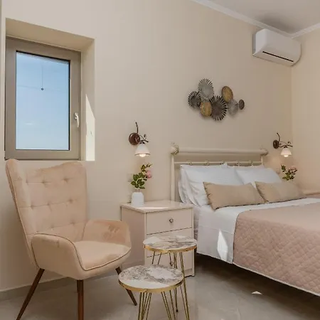 Aleli With Tennis Court