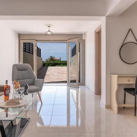 Vilă Aleli With Tennis Court