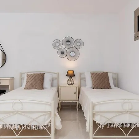 Vilă Aleli With Tennis Court Minia