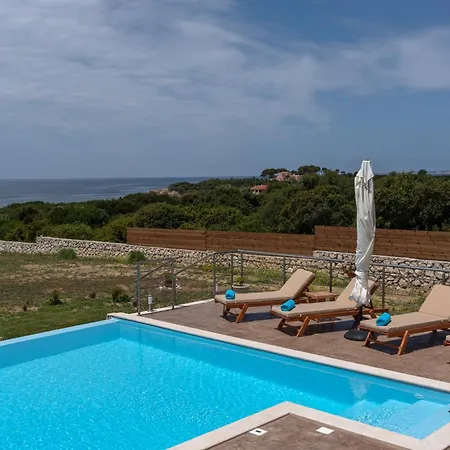 Aleli With Tennis Court Vilă *